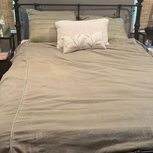 Pottery barn velvet - queen size duvet cover with satin shams